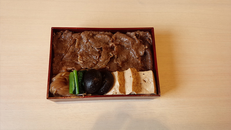 >赤塗り折箱　黒毛和牛すき焼き弁当